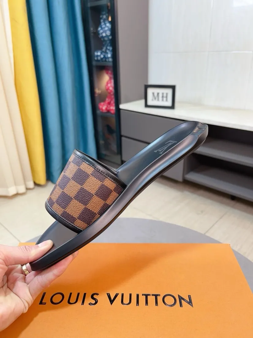 Men's shoes 💰260🌹🌹 (lv-Louis Vuitton) new men's sandals, high-end boutique, exquisite embossed logo decoration on the upper, fine workmanship, super soft soles, casual, loose and comfortable, a must-have in summer! \nsize：38-44